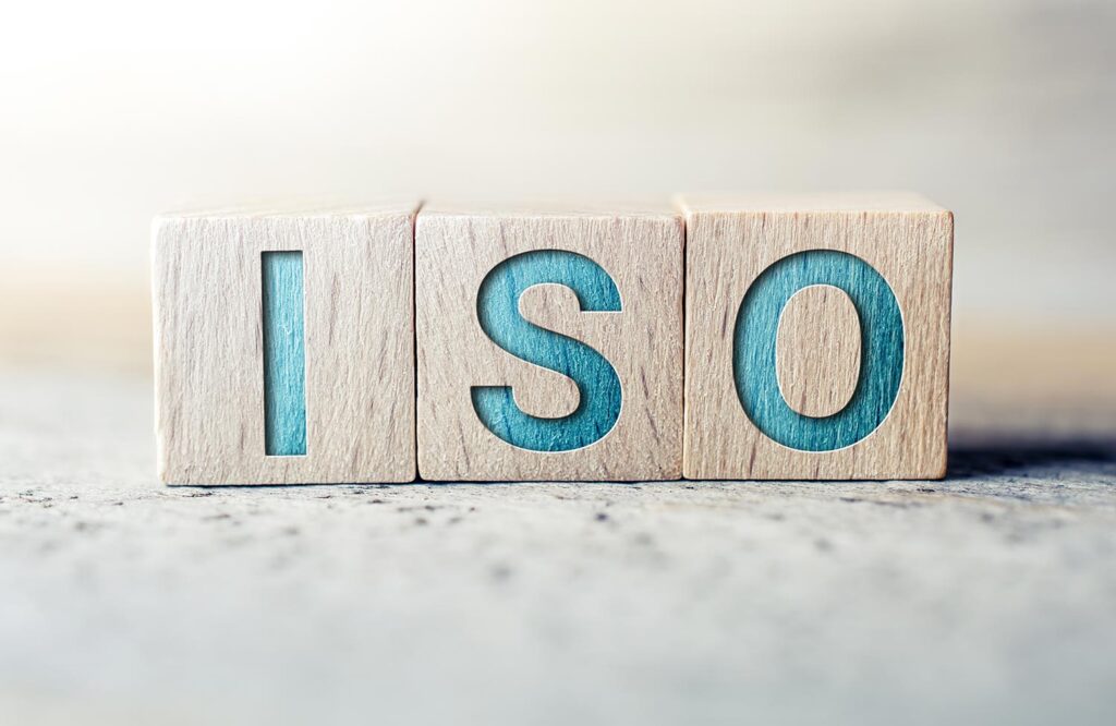 La ISO 45001 es una norma internacional que establece los requisitos para un sistema de gestión de la seguridad y salud en el trabajo (SST).